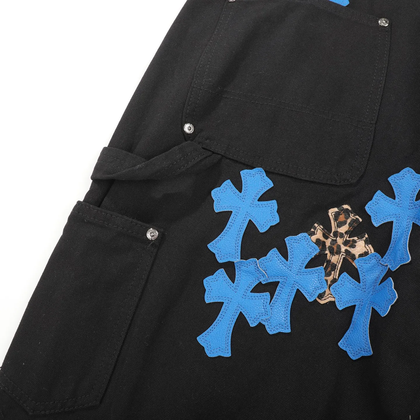 P280 𝐂𝐡𝐫𝐨𝐦𝐞 𝐇𝐞𝐚𝐫𝐭 Kroxin 25SS workwear logging Klein blue leather patchwork limited edition jeans. Kroxin’s pants are particularly outstanding in color design and stand out among similar products. It is made of beaded canvas fabric. After a complicated and delicate washing process, it feels very good when worn on the body and looks high-end and charming. The pants are three-dimensionally cut, with a crisp and stylish shape, smooth lines, and a high level of design. The hardware accessories on the pants are specially customized according to ZP standards. The beaded canvas fabric is originally thick, but after washing it becomes soft and breathable. The small leather label on the pants is specially designed, revealing unique creativity in a simple style. The production process is very exquisite, every stitching is neat and regular, and the details are handled particularly well, showing high quality. Moreover, these pants have a genderless design and can be easily worn by both boys and girls. They are perfectly in line with the current diverse and inclusive fashion trend and look good no matter how you wear them.  Size: S M L XL XXL (28.30.32.34.36) Color: Black